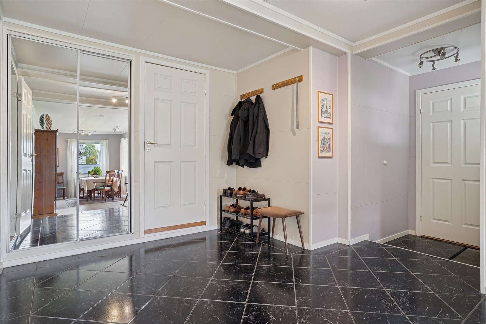 Du ønskes velkommen inn i en lys og stor entrè med flislagt gulv og god oppbevaringsplass i skyvedørsgarderobe og gode opphengsmuligheter. Galleribilde