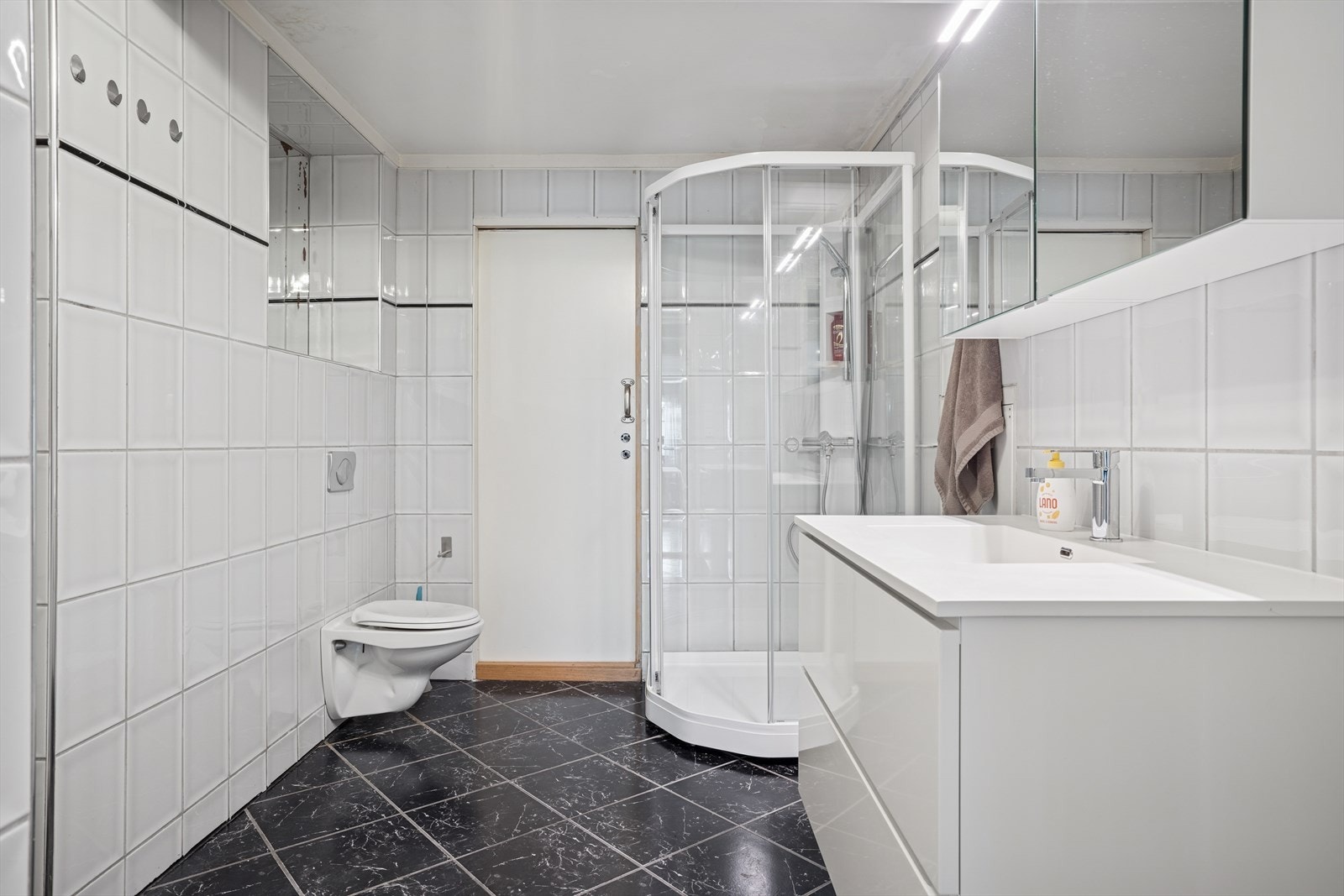 Badet ble etablert i 2006 og er utstyrt med innredning med nedfelt servant, veggmontert toalett, dusjkabinett og opplegg for vaskemaskin. Galleribilde