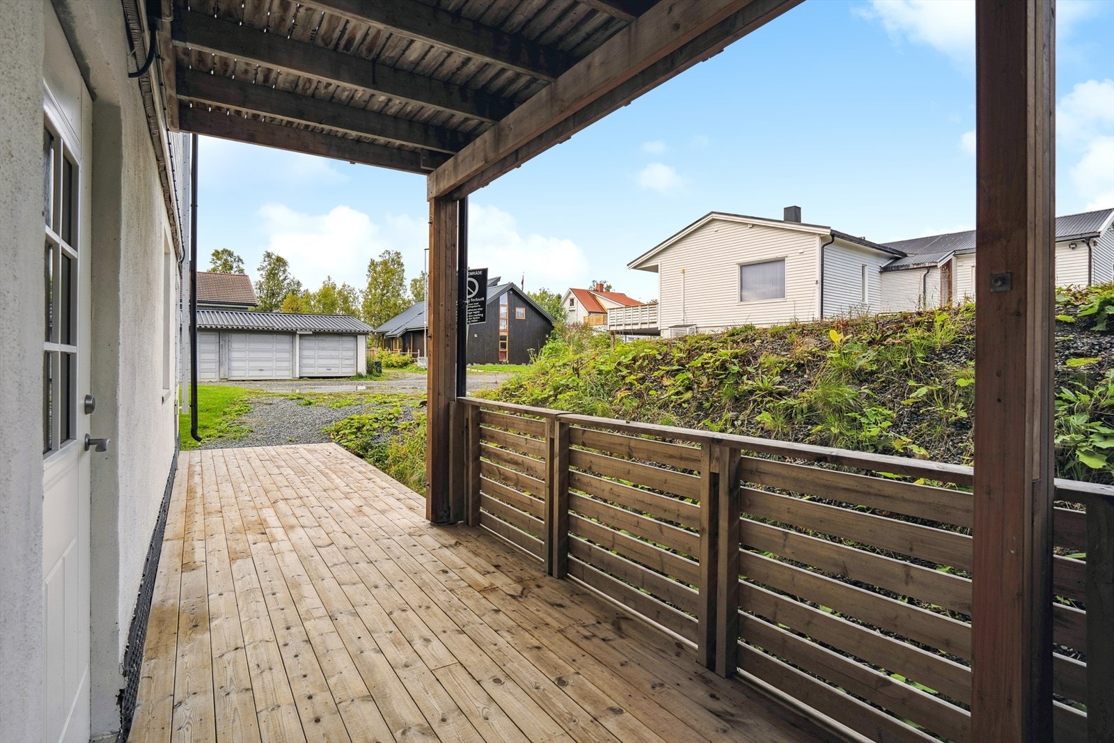 Platting med utgang fra stue. Galleribilde