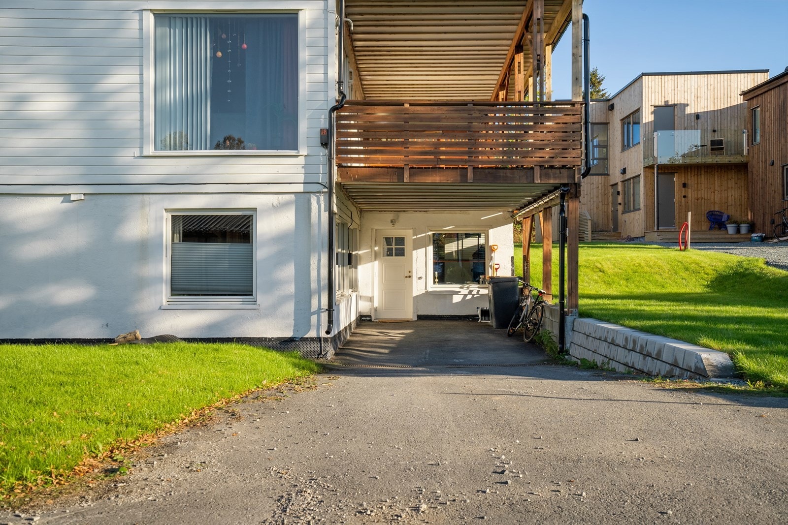 Egen carport ved inngangsparti under veranda. Galleribilde