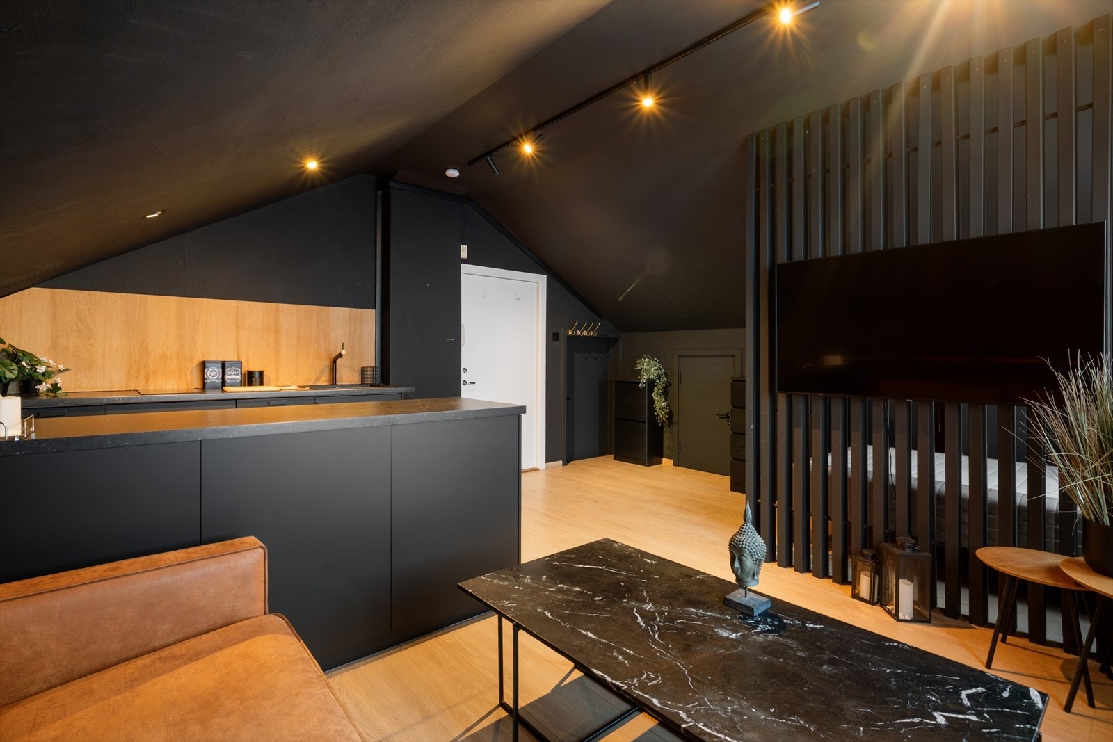 Velkommen til Haneborgveien 92! En studioleilighet beliggende midt i Fjellhamar sentrum. Foto: Rullende Fotograf Galleribilde