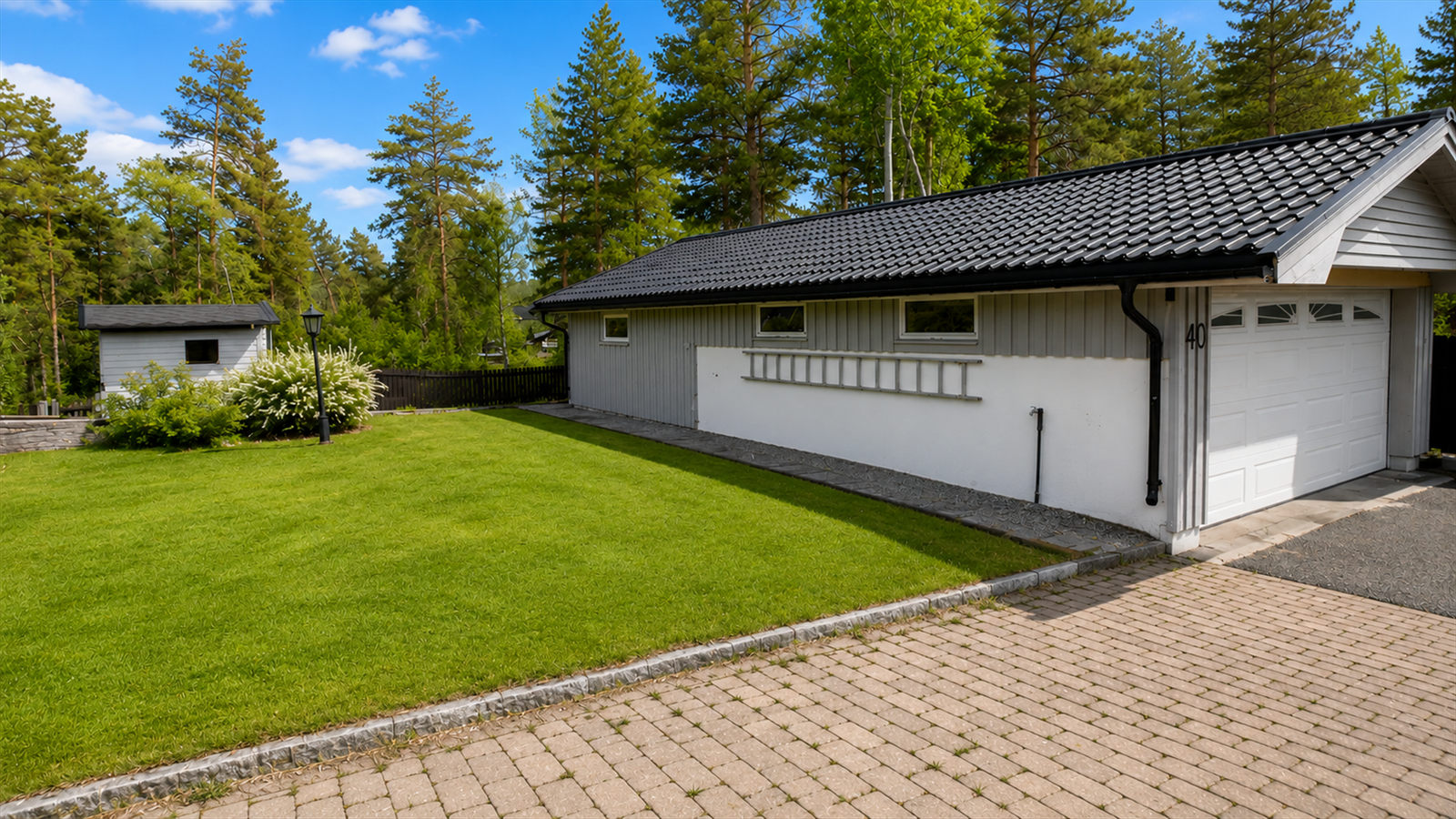 Garasje med parkering og et tilbygg. Tilbygget er ikke byggemeldt gjennom kommunen. Det er mulighet for etablering av ladepunkt i garasjen. (bildet er redigert med AI og avvik kan forekomme) Galleribilde