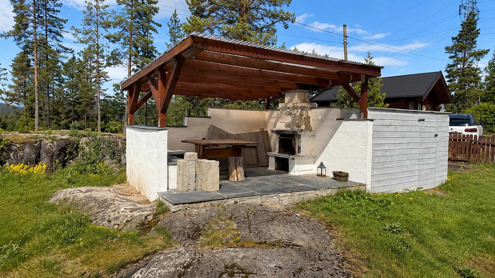 Overbygd uteplass med tilhørende bod (bildet er redigert med AI og avvik kan forekomme) Galleribilde