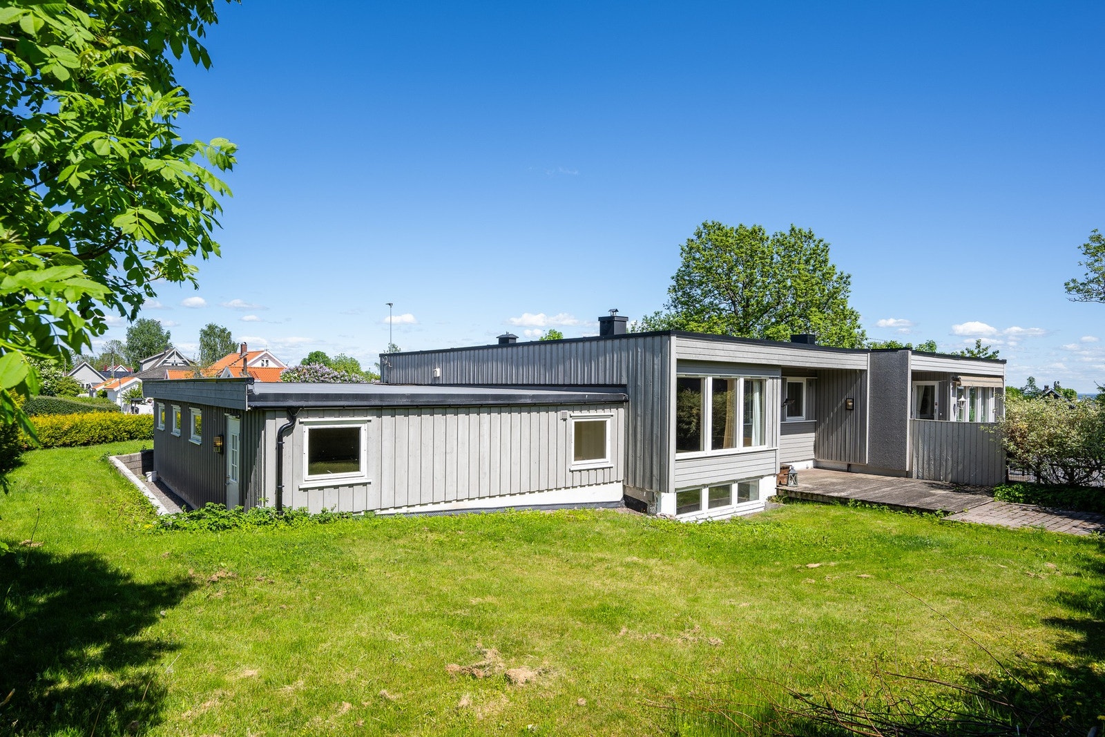 Her har man en flat og solrik tomt med mye muligheter Galleribilde