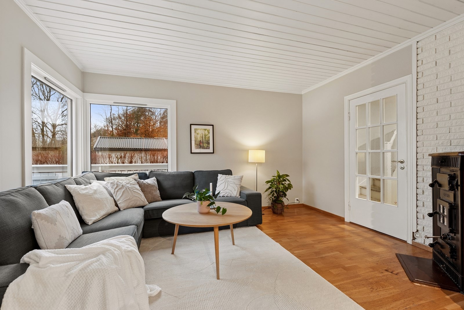 Lys og innbydende stue med god plass til stor sofagruppe og tilhørende møbler. Galleribilde