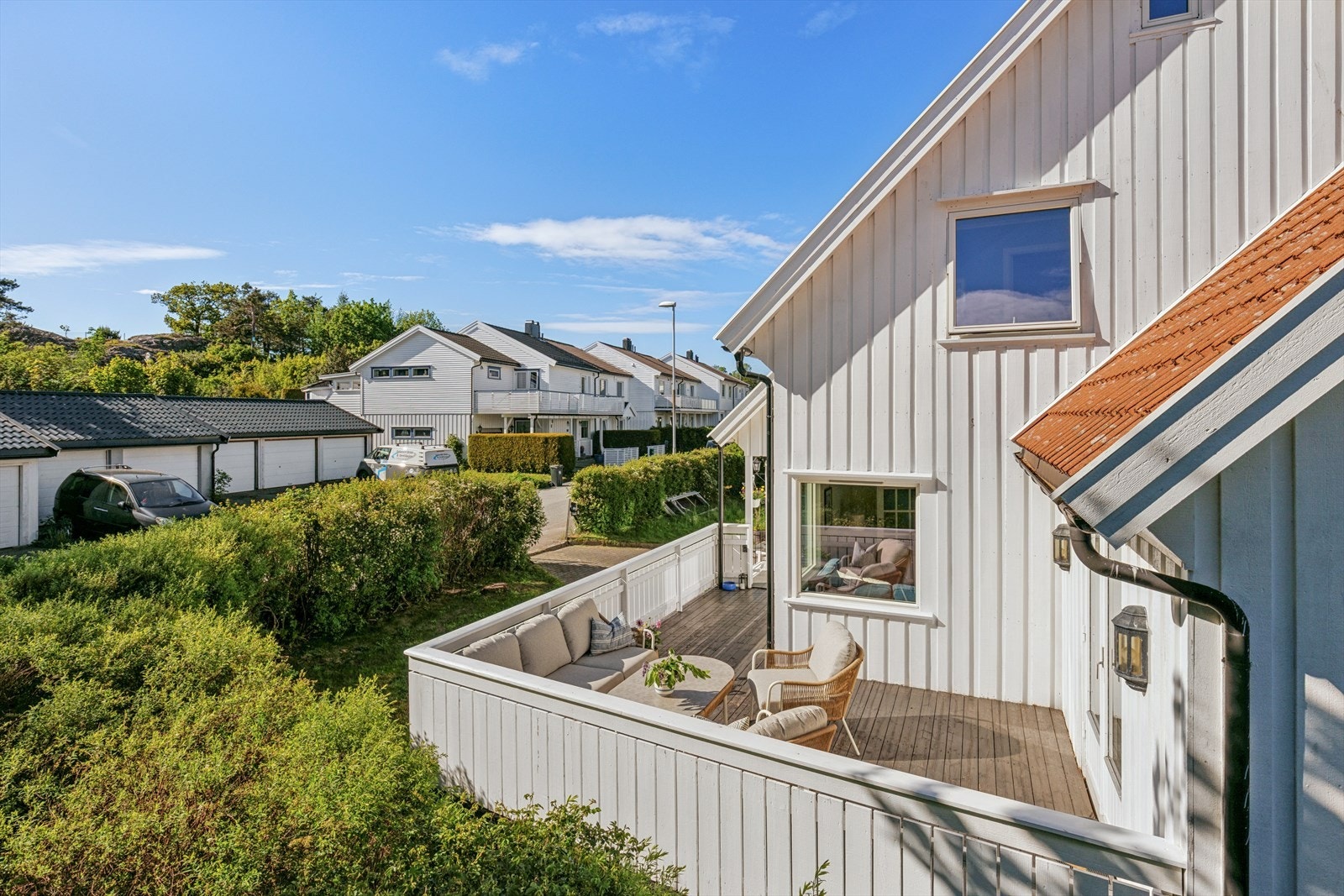 Eiendommen er pent opparbeidet med belegningstein, plen og beplantning. Galleribilde