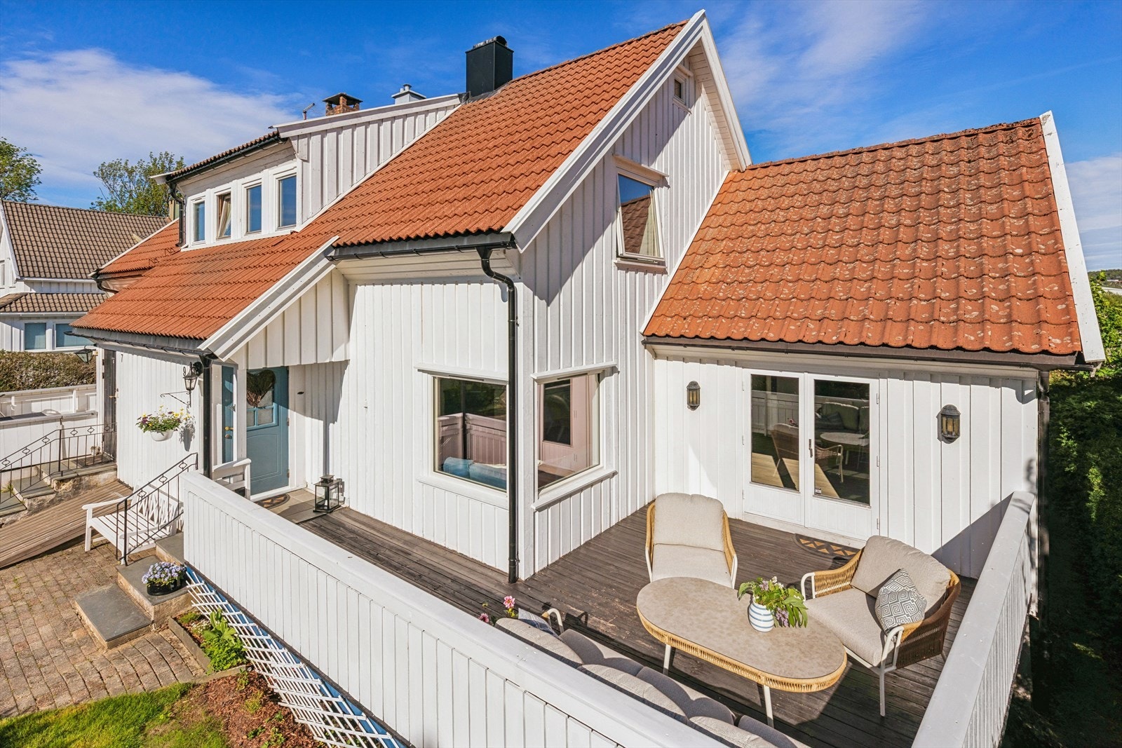 Stor terrasse med god plass til hagemøbler og grillutstyr. Galleribilde