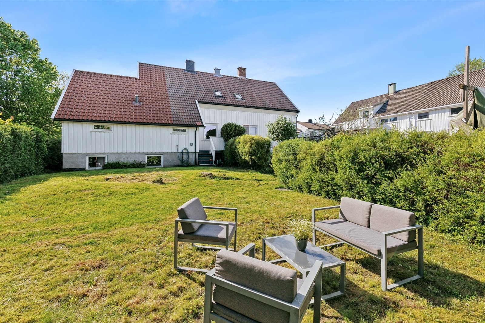 Boligen har flere uteplasser og byr på svært gode solforhold. Perfekt mulighet for å skape en barnevennlig hage. Galleribilde