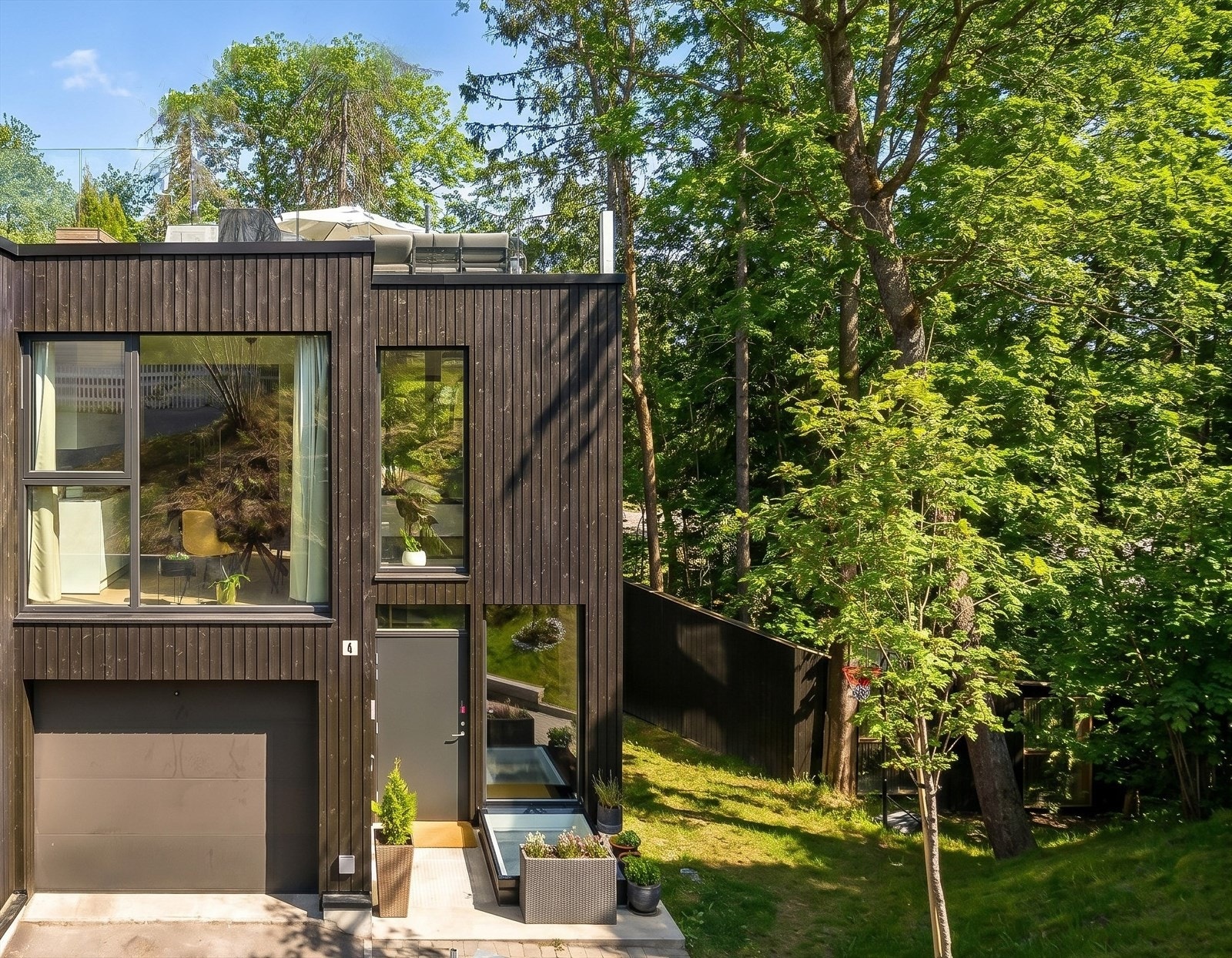 Et moderne og påkostet enderekkehus over tre plan med takterrasse, garasje og gjennomgående høy standard. Galleribilde