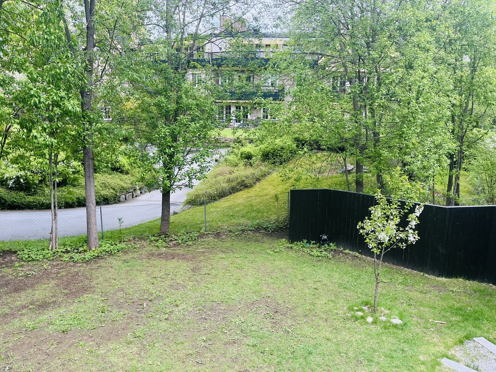 Stor gressplen i frodige omgivelser rett ved boligen! Galleribilde
