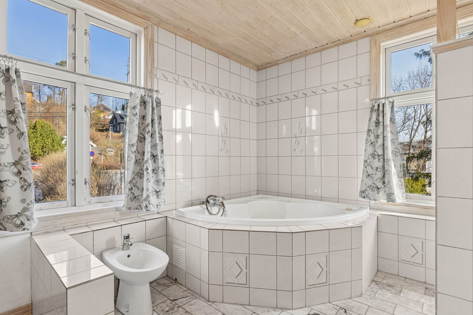 Hovedbadet er også utstyrt med badekar og bidet. Galleribilde