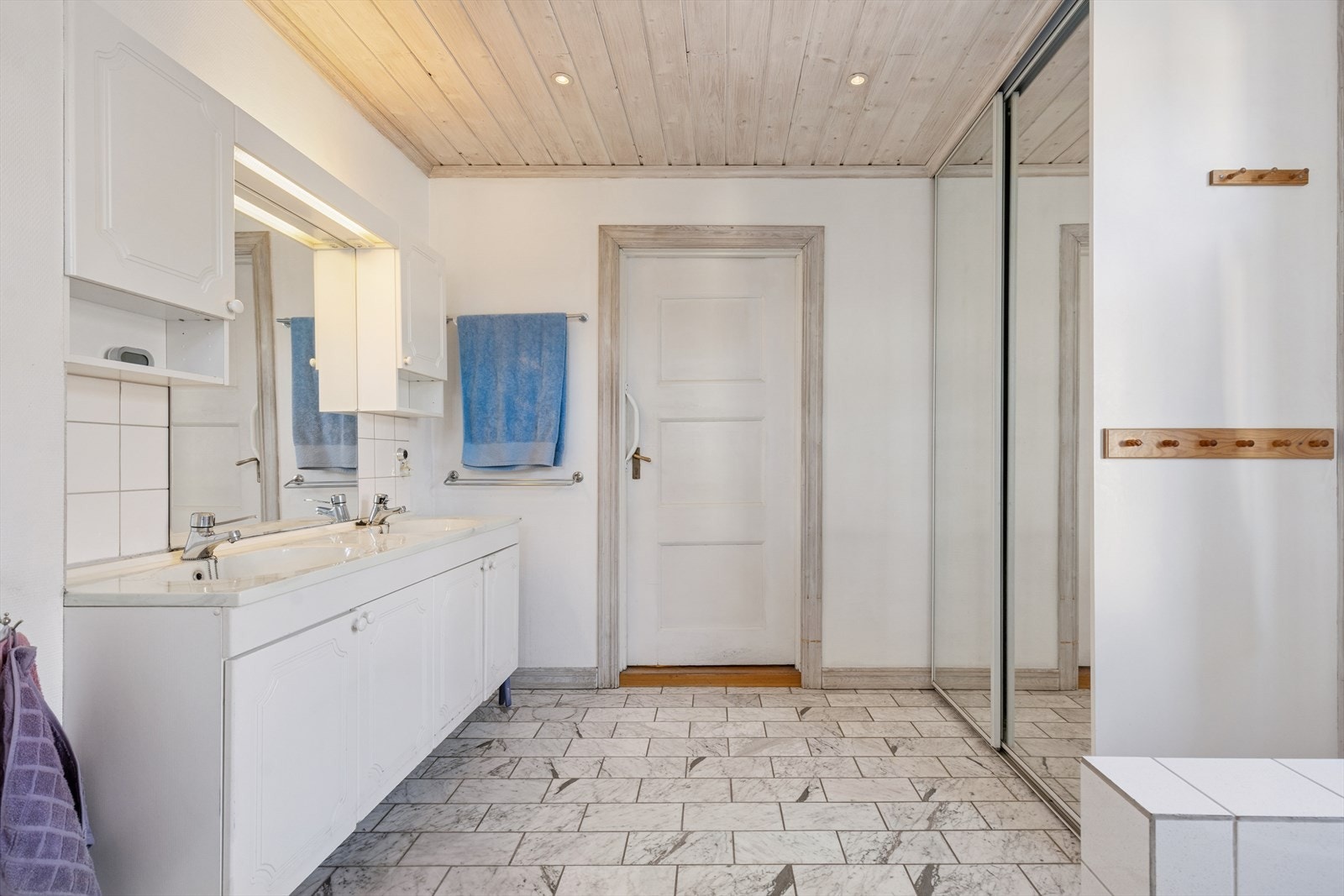 Badet i andre etasje er fra 1990, med flislagt gulv, trepanel i himling og innredning med to nedfelte servanter. Galleribilde