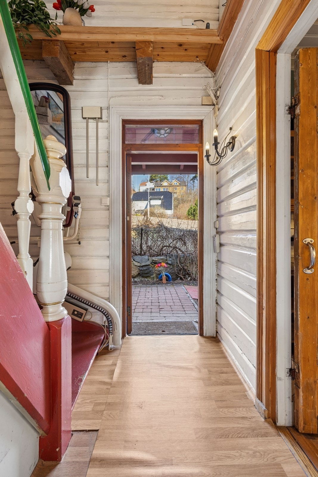 Velkommen inn! Legg merke til det originale laftede treverket. Galleribilde