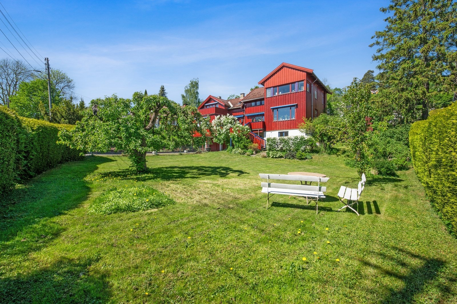 Den store, felles hagen gir rikelig med plass for lek og rekreasjon. Herfra er det gangavstand til Sandvika sentrum og togstasjonen, med 20 minutter til Oslo S. Galleribilde