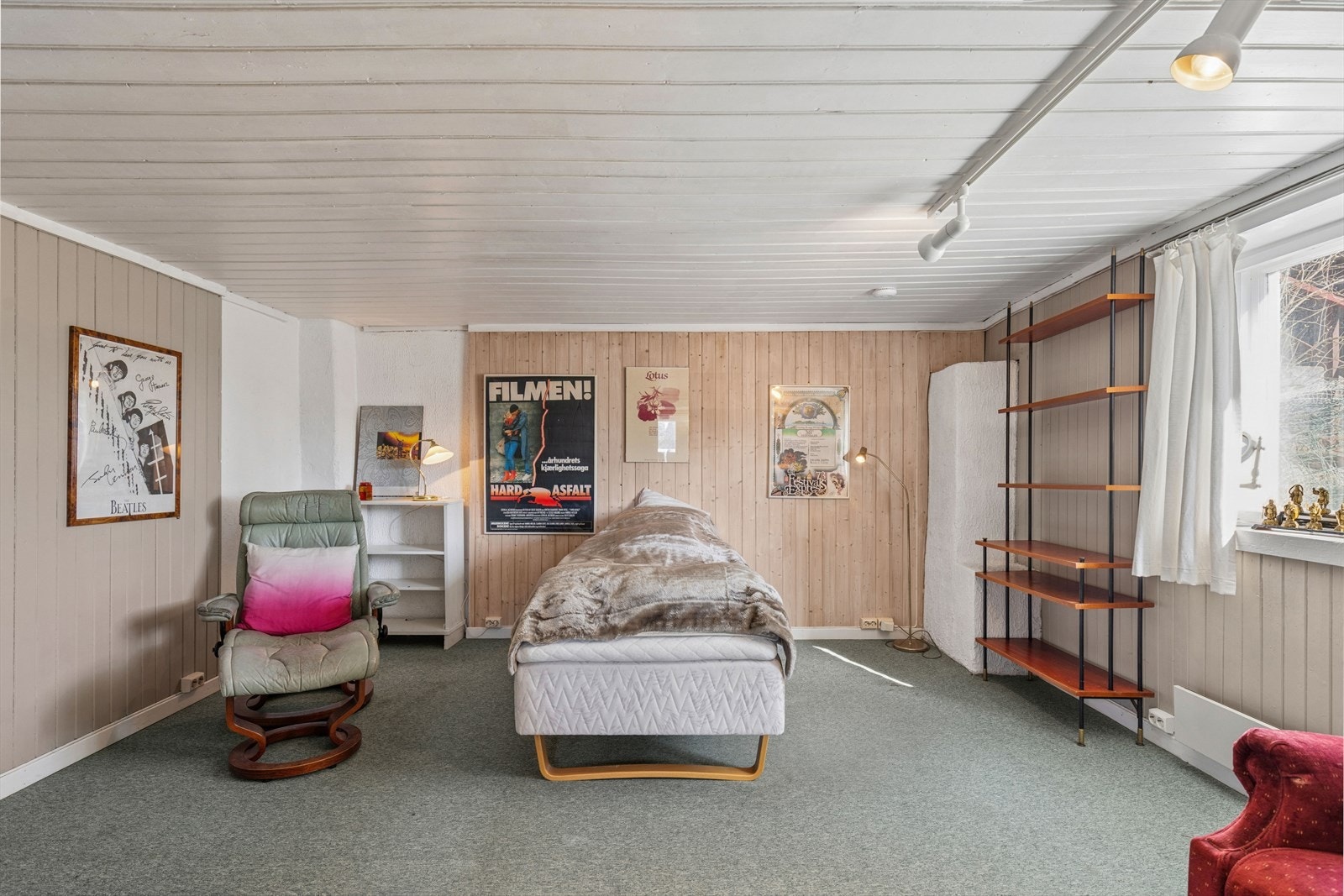 Dette kjeller-rommet har egen inngang og åpner muligheter for å bli egnet som soverom, hybel eller arbeidsrom. Galleribilde