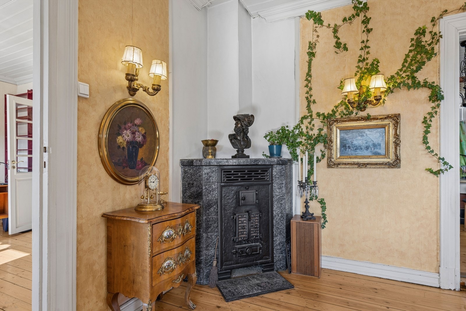 De originale detaljene gir boligen en unik og tidløs atmosfære. Galleribilde
