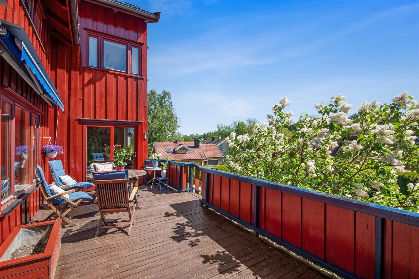 Fra verandaen på ca. 14 m² har du utsyn over nabolaget. Galleribilde