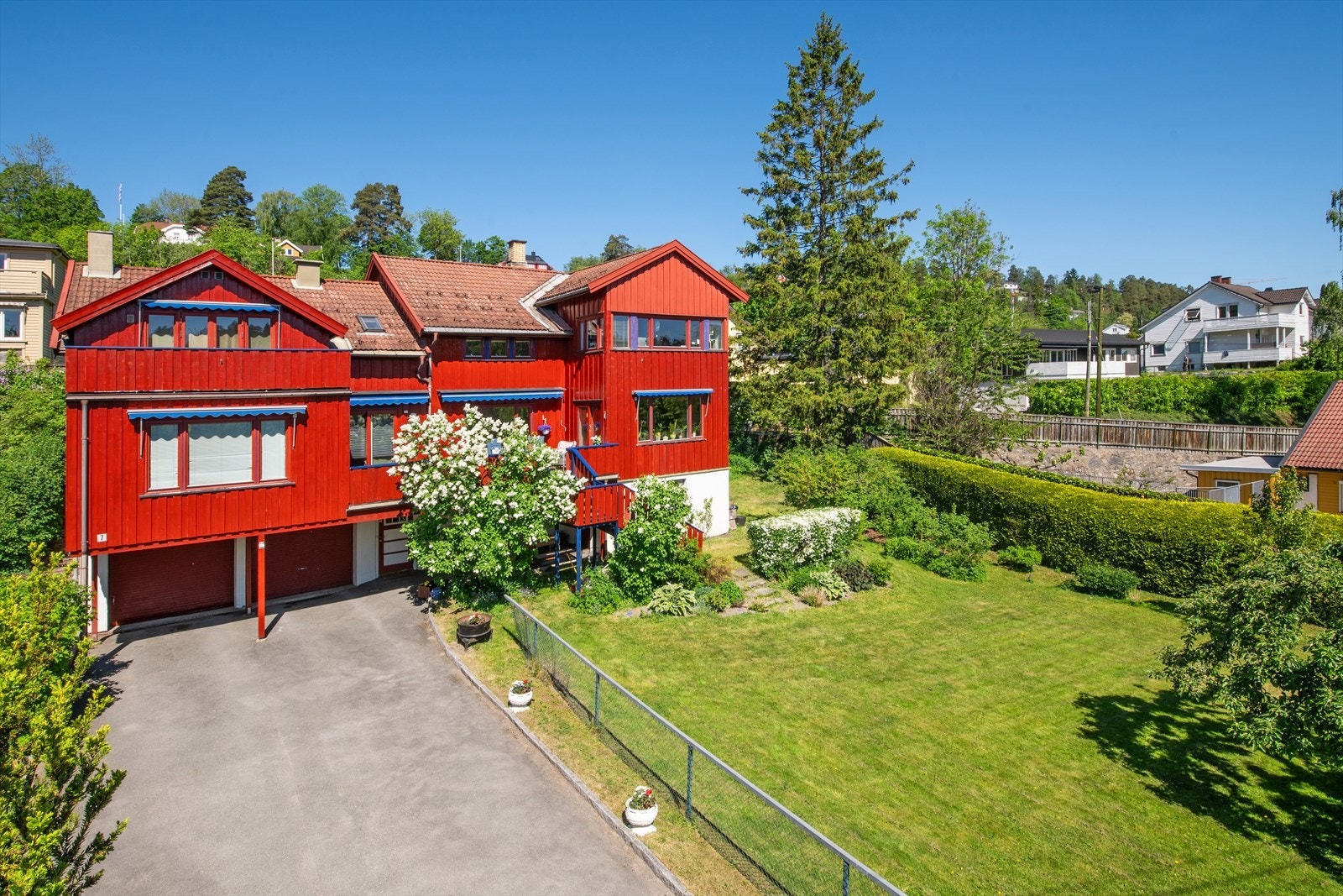 Boligen strekker seg over tre plan med et samlet bruksareal på 237 m². Eiendommen har en klassisk karakter og et betydelig potensiale. Galleribilde
