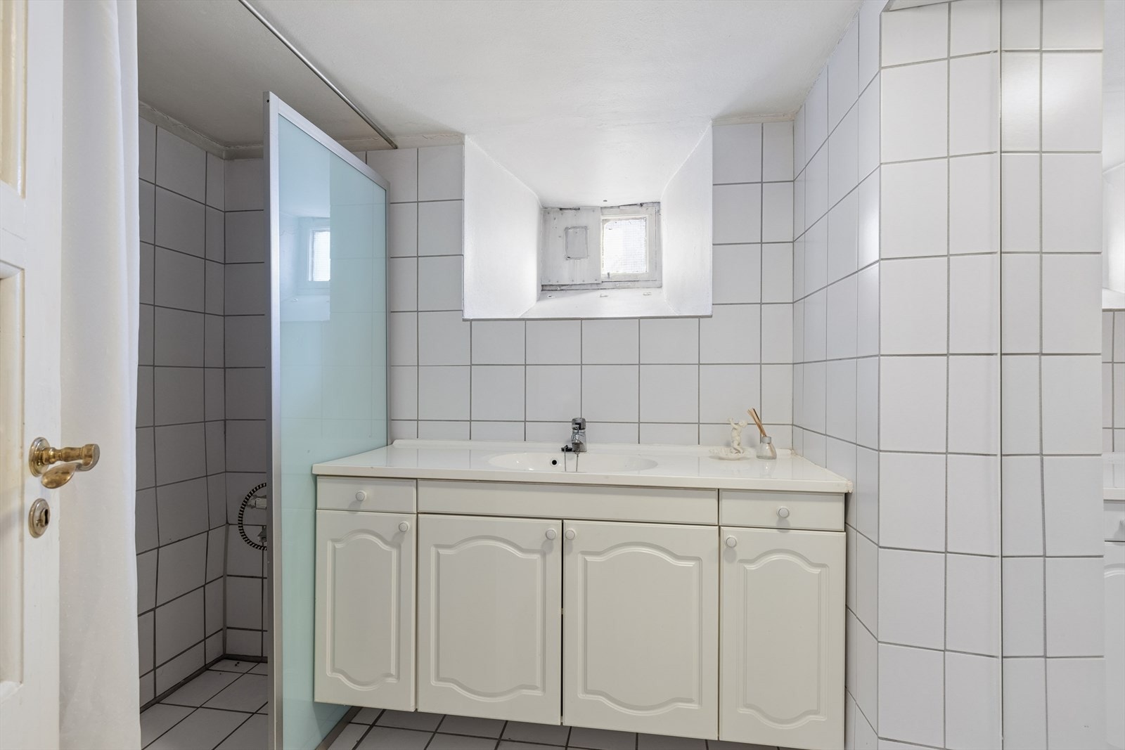 Badet i underetasjen har varmekabler i gulvet, dusjnisje og servantinnredning. Galleribilde