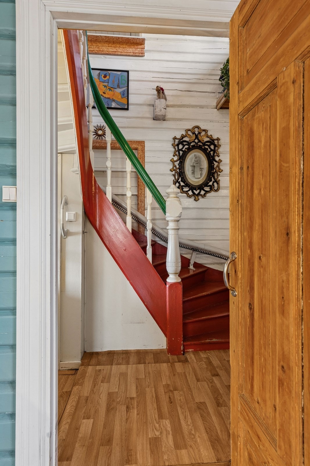 Den malte tretrappen med dreide spiler er et karakteristisk element som binder etasjene sammen. Galleribilde