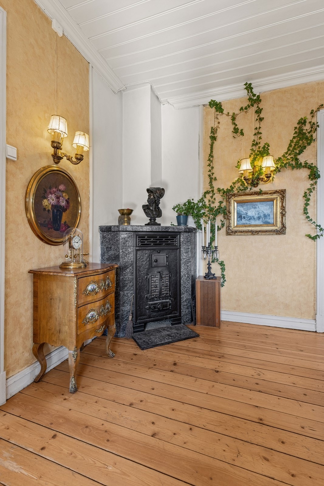 Vedkaminen i spisestuen er et sjarmerende element som gir ekstra varme på kalde dager. Galleribilde
