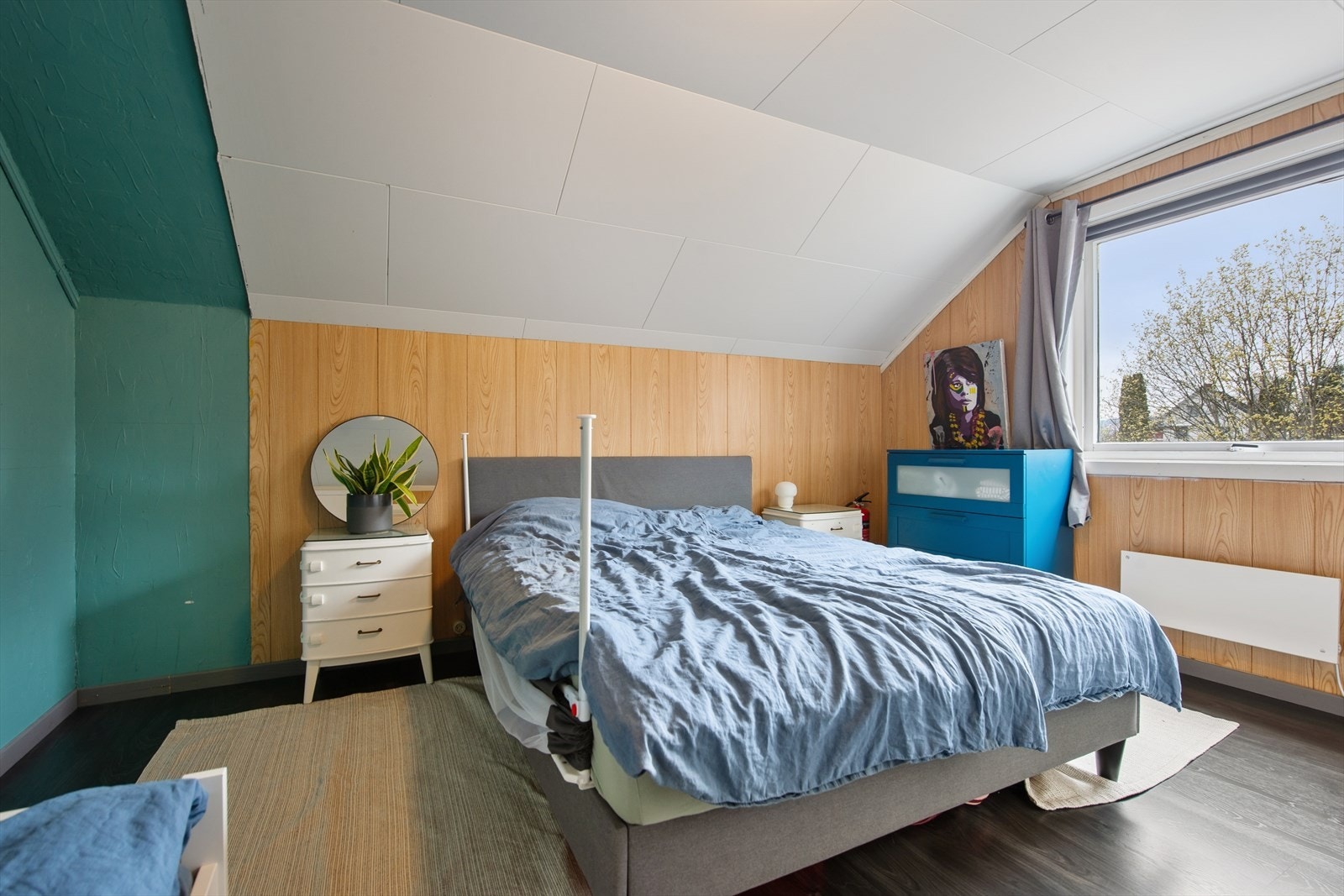 Hovedsoverommet har god plass til dobbeltseng og oppbevaringsmøbler. Galleribilde