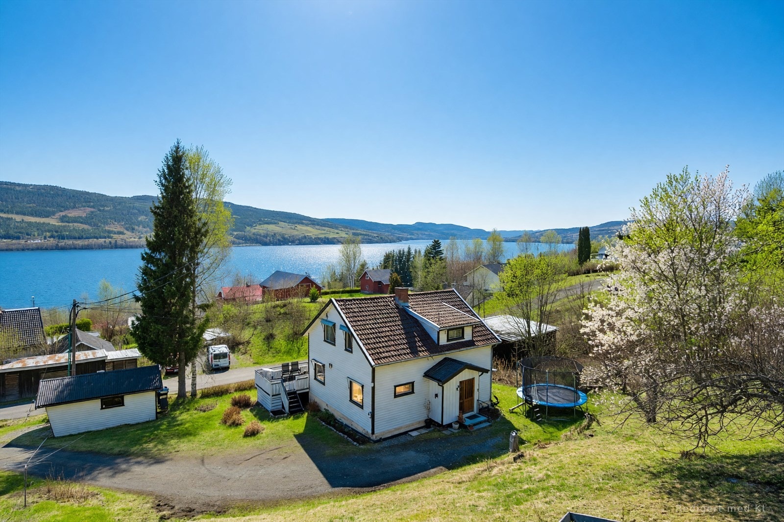 Velkommen til denne eneboligen med en flott beliggenhet og vid utsikt over Randsfjorden og det omkringliggende landskapet. Galleribilde