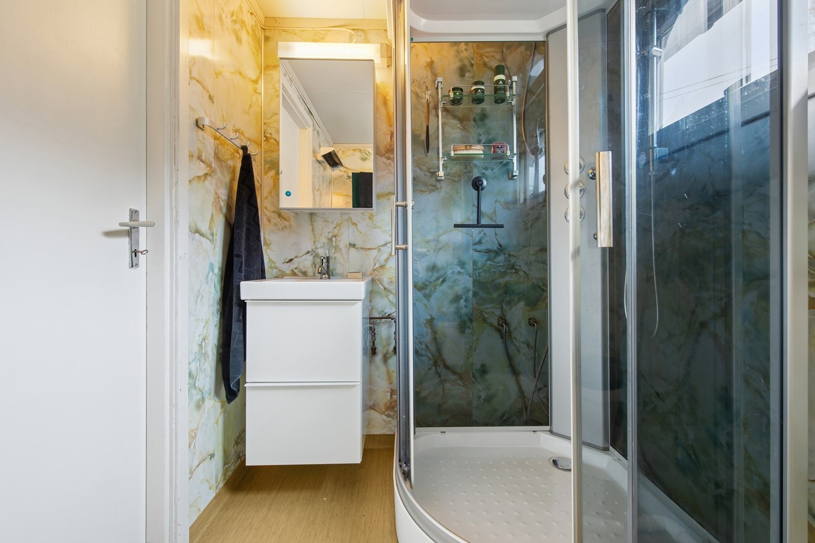 Badet (ikke godkjent) har servant med underskap for oppbevaring. Galleribilde