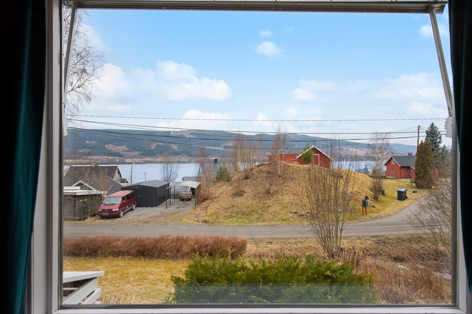 Fra vinduene kan du følge med på årstidenes skiftninger i landskapet. Galleribilde