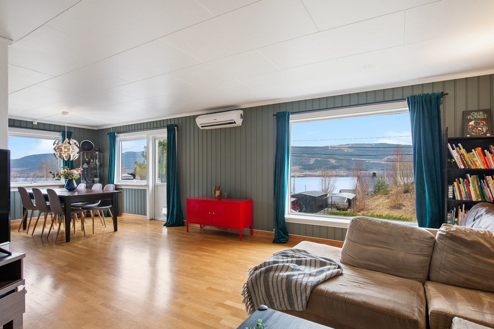 Store vindusflater i stuen slipper inn rikelig med dagslys og rammer inn utsikten mot Randsfjorden. Galleribilde