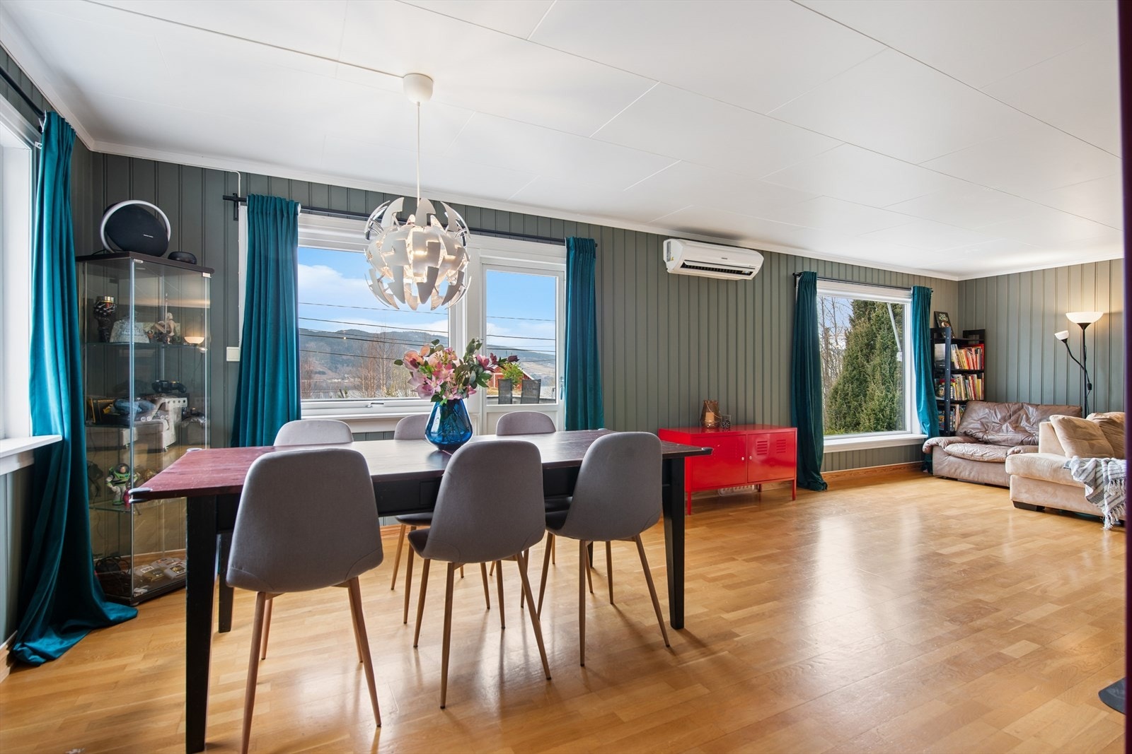 Den åpne løsningen gir en fin flyt mellom stue og spisestue. Galleribilde