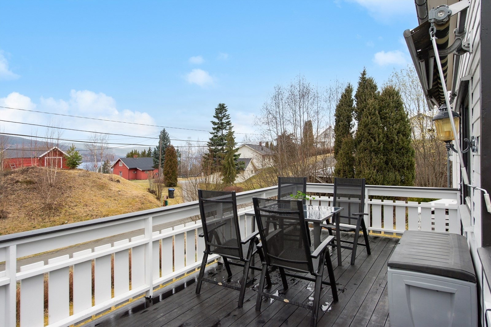 Verandaen (ikke godkjent) er romslig og har god plass til en sittegruppe for å nyte utsikten og fine dager utendørs. Galleribilde
