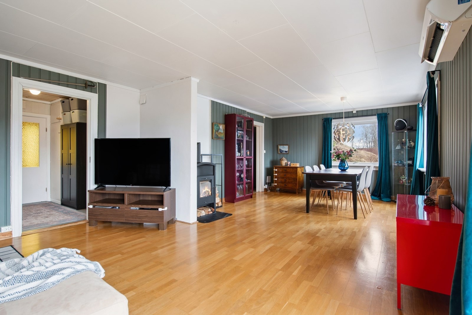 Stuen er romslig og har plass til både sofagruppe og spisebord. Galleribilde