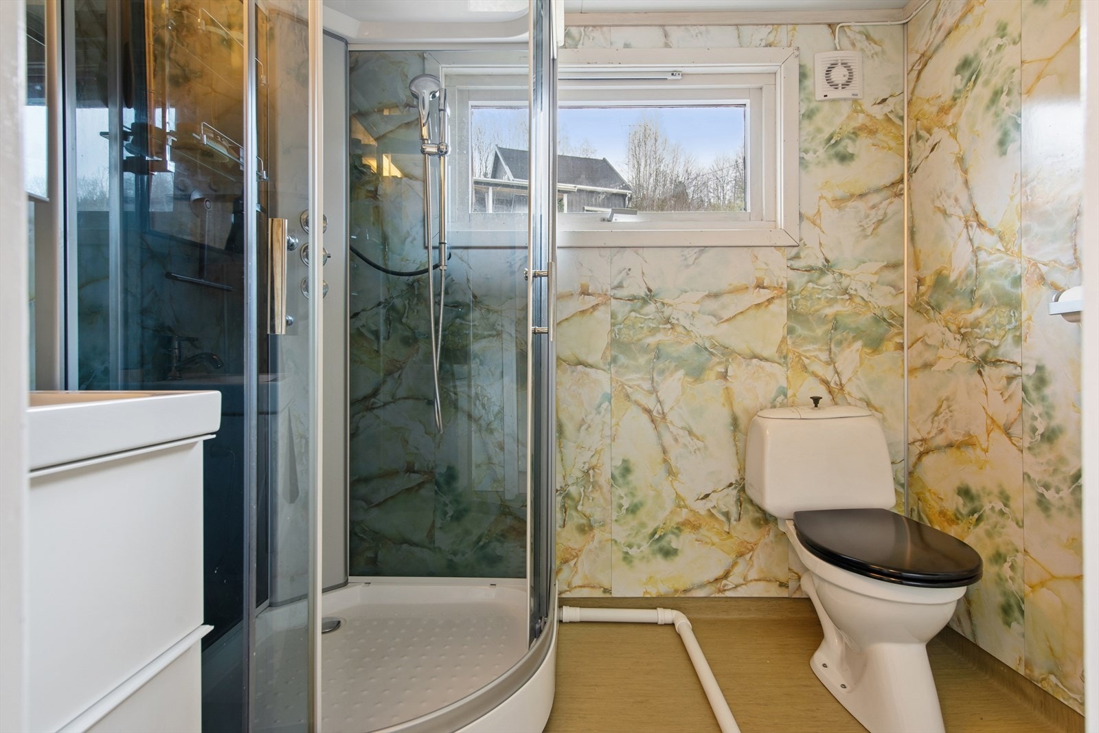 Badet (ikke godkjent) i andre etasje er utstyrt med toalett og dusjkabinett. Galleribilde