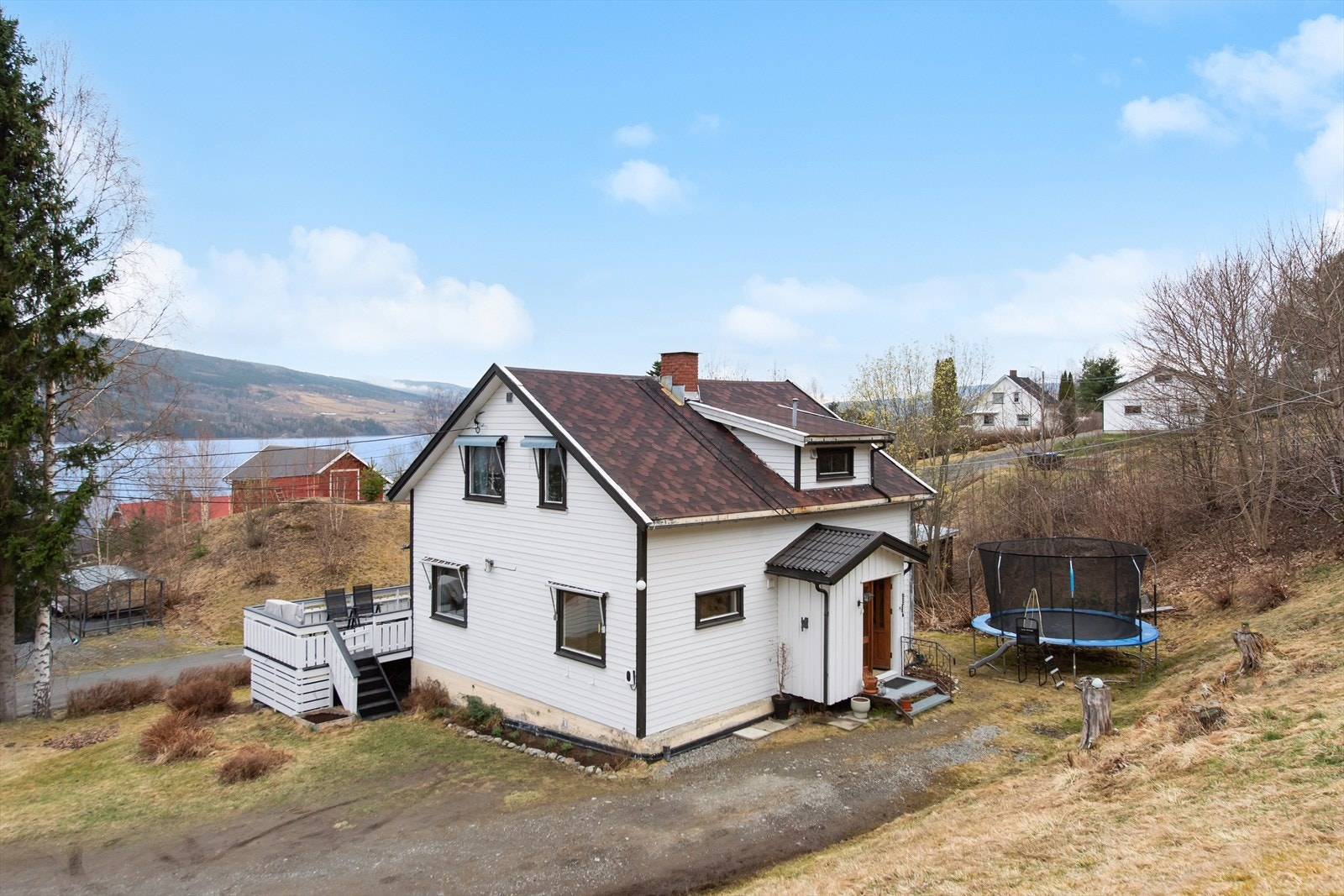Huset har en tiltalende fasade og en praktisk planløsning for en familie. Fra stuen er det direkte utgang til en romslig veranda. Galleribilde