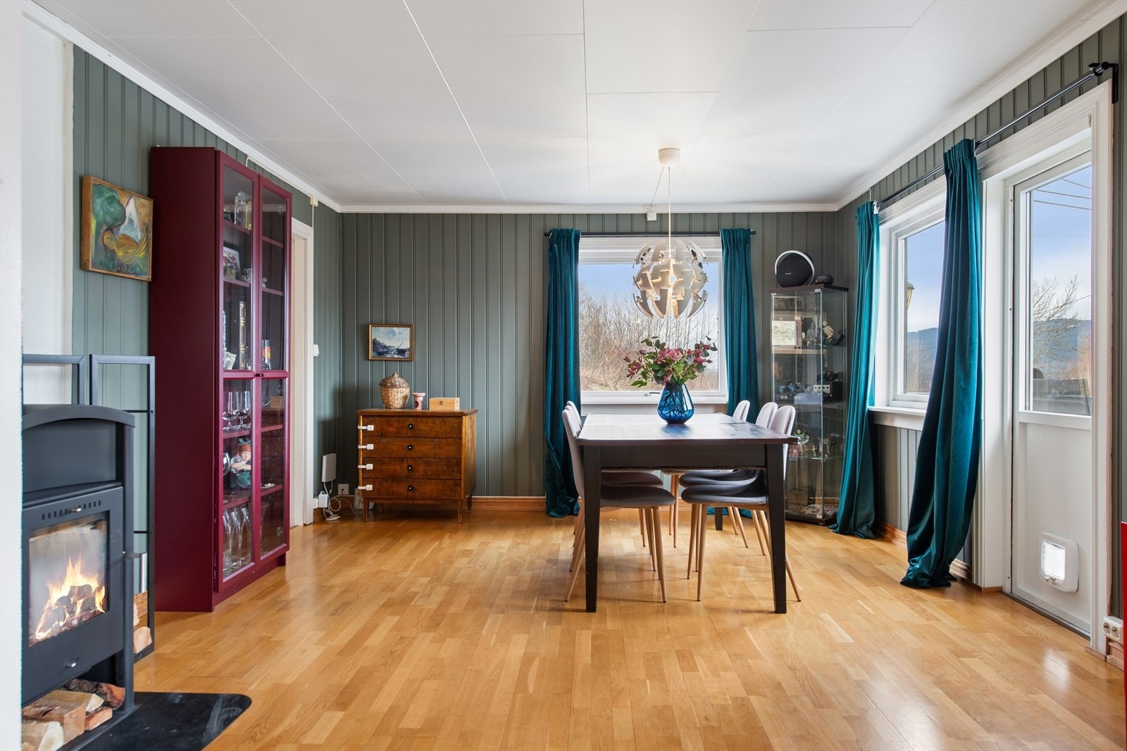Spisestuen er en naturlig del av stuen, med god plass til et stort spisebord for hyggelige måltider. Galleribilde