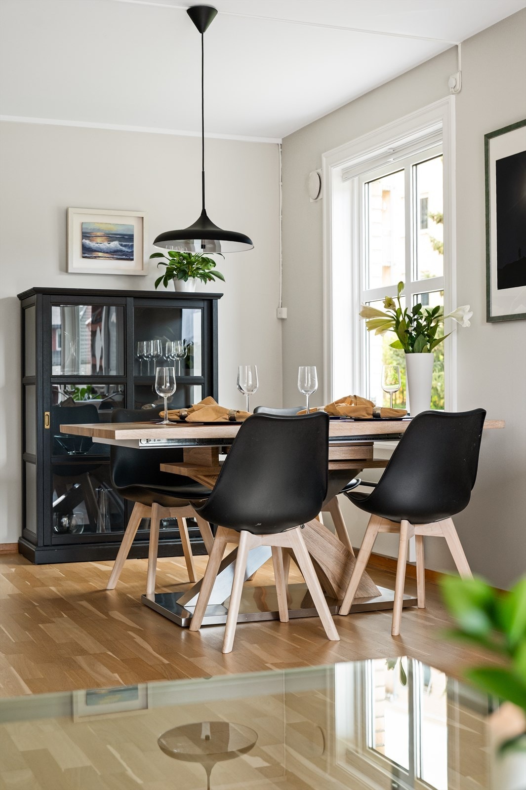 God plass til et større spisebord for hyggelige middagsselskaper. Galleribilde
