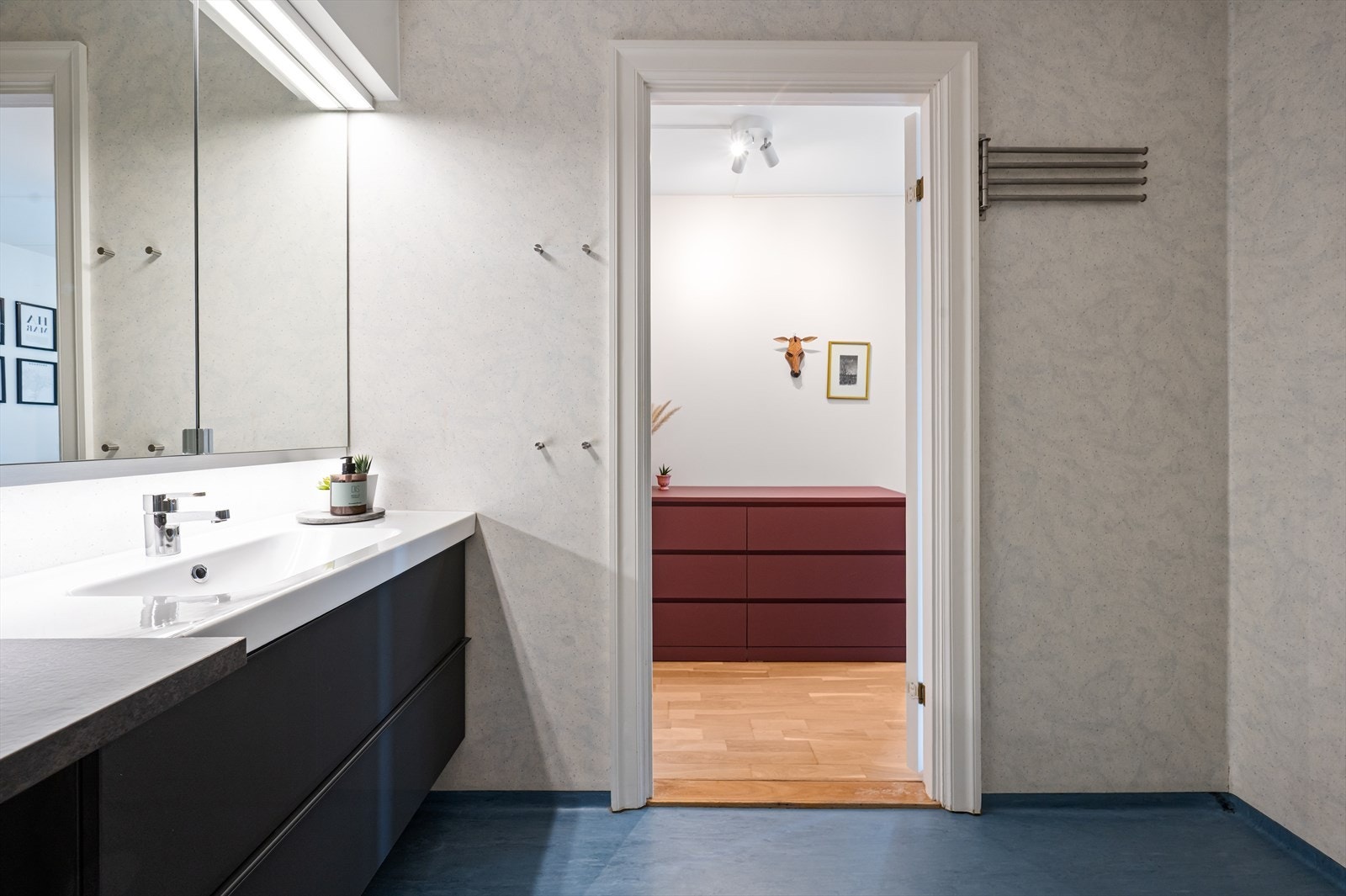 Gulv med belegg og vegg med belegg og tapet. Det er elektrisk gulvvarme på gulv. Galleribilde