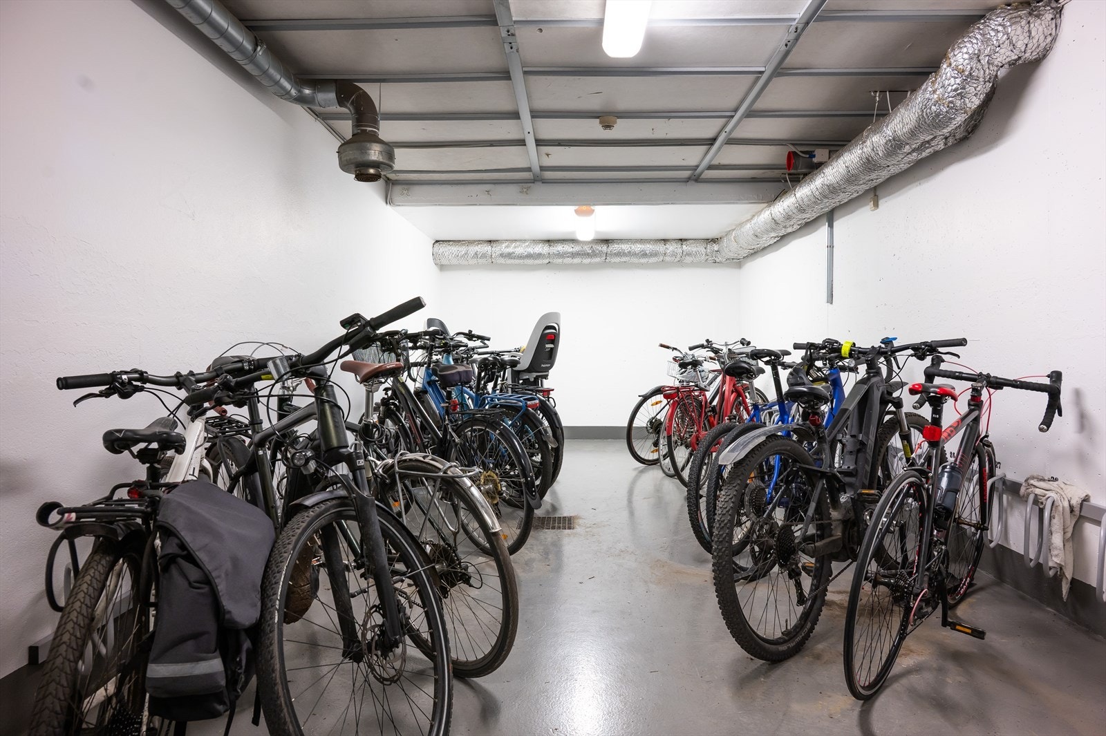 Felles sykkelparkering. Galleribilde