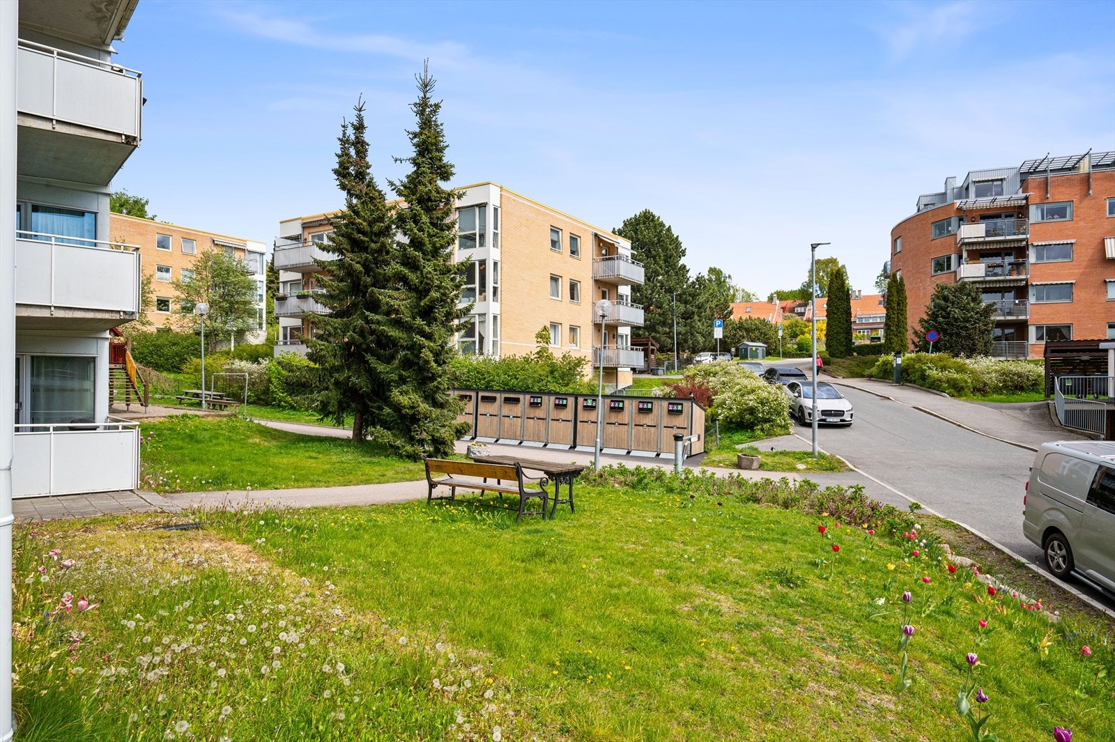 Fellesområdene er pent opparbeidet med gressplen og lekeområder for de minste. Galleribilde