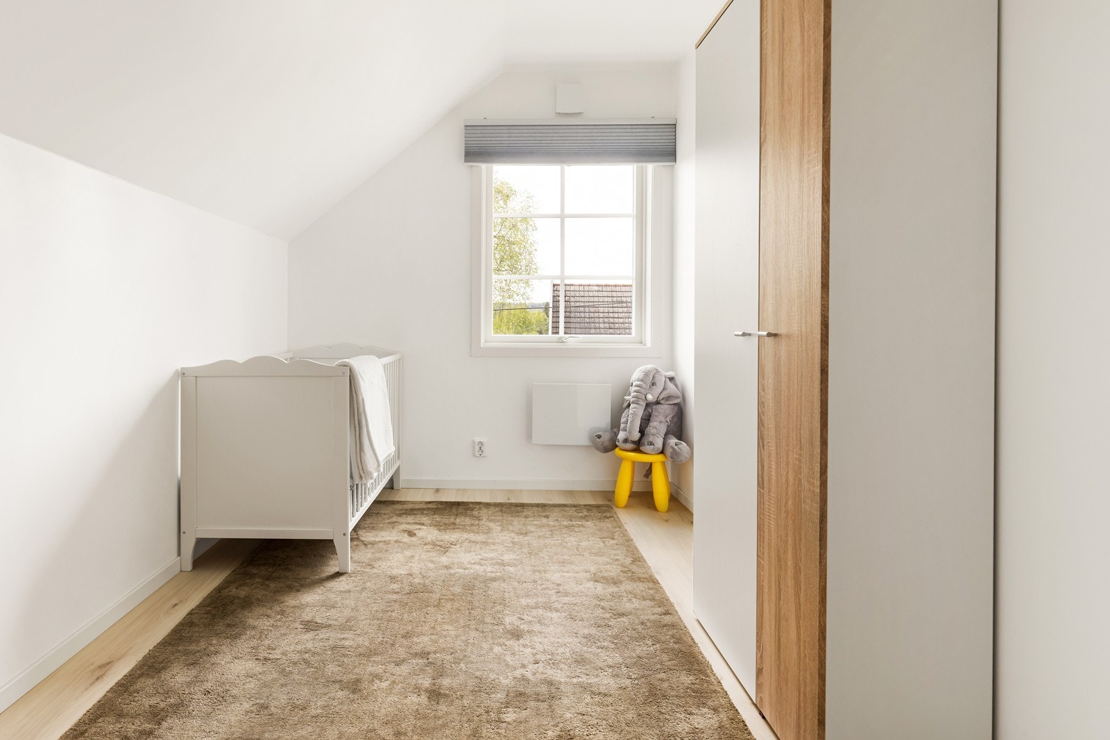 Et lyst og trivelig soverom med flere møbleringsmuligheter. Galleribilde