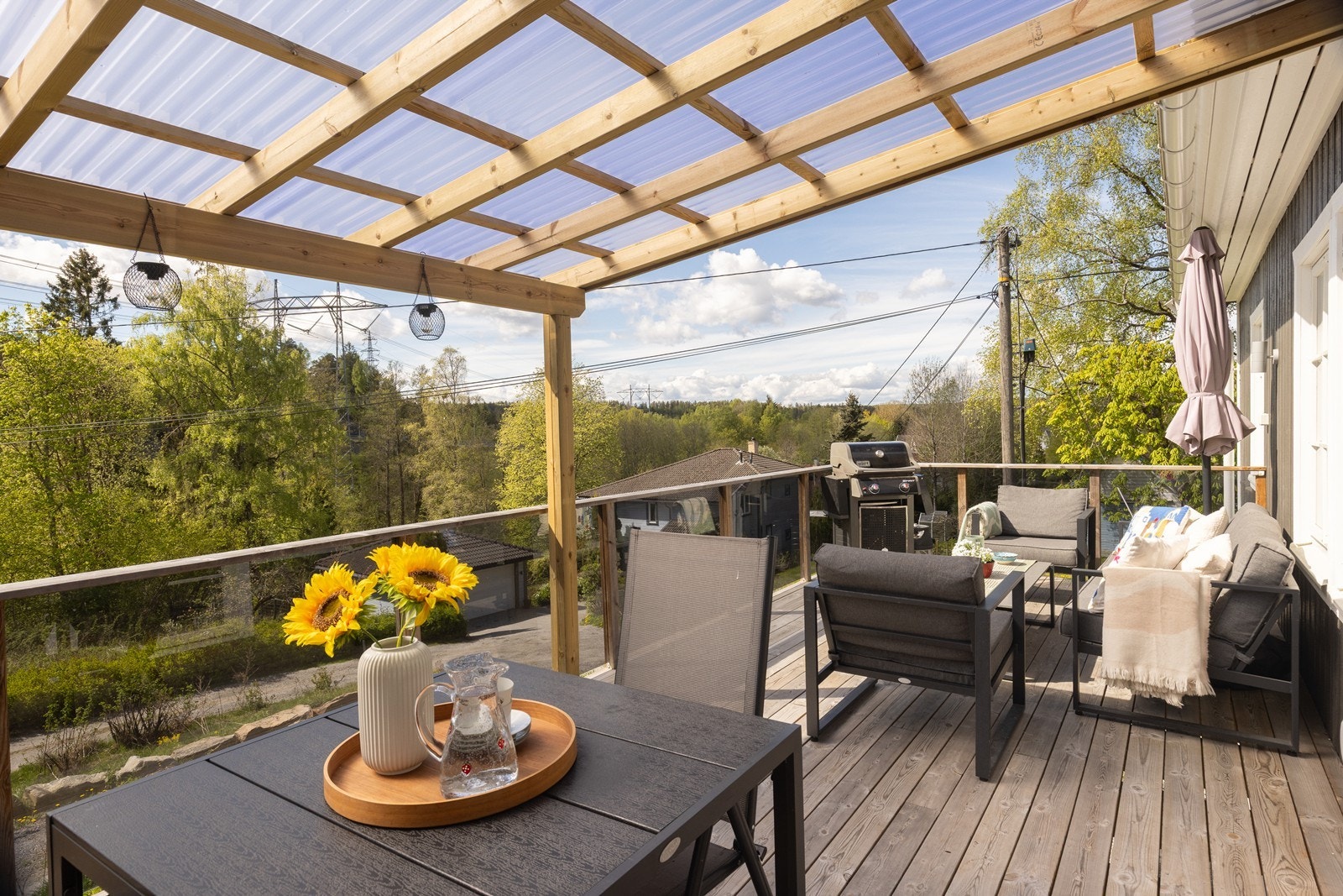Et perfekt sted å nyte lange sommerdager med god plass til både spise- og sittegruppe. Galleribilde