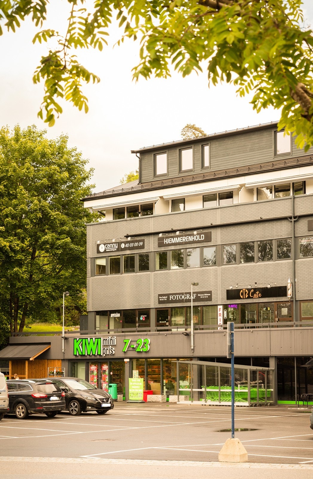 Kort vei til dagligvarehandel, med Kiwi Oppegård ca 10 minutters gange unna. Galleribilde