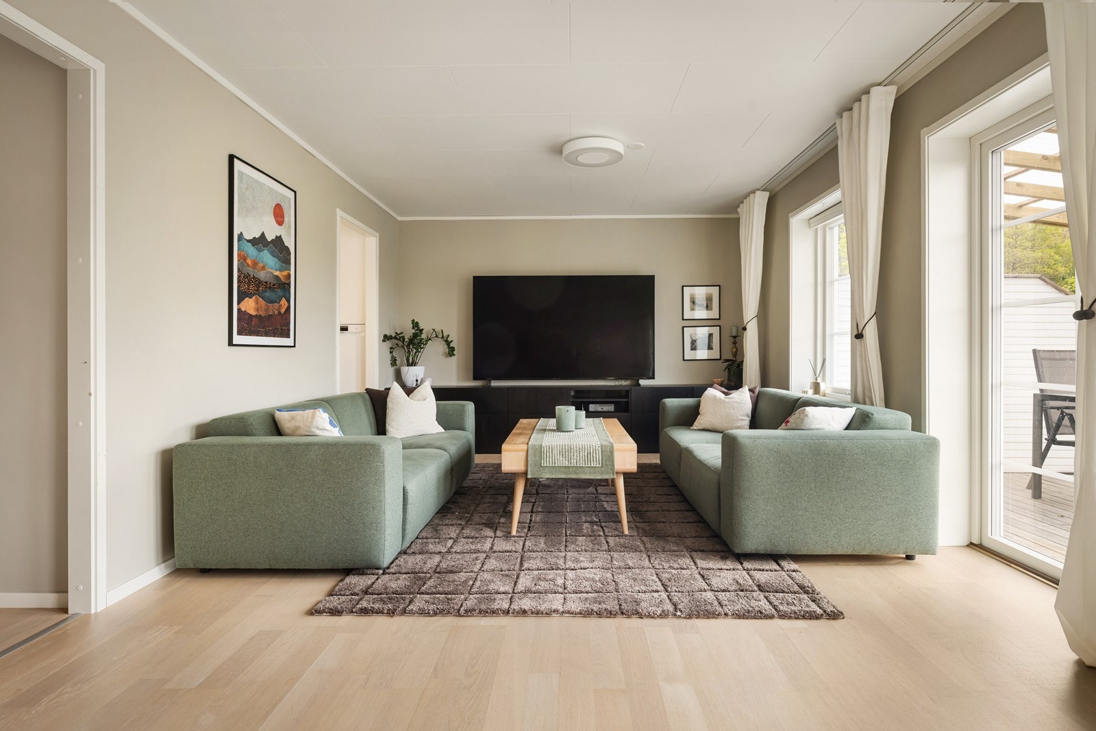 Stuen i hoveddelen har god plass til sofagruppe og utgang til uteplassen. Galleribilde