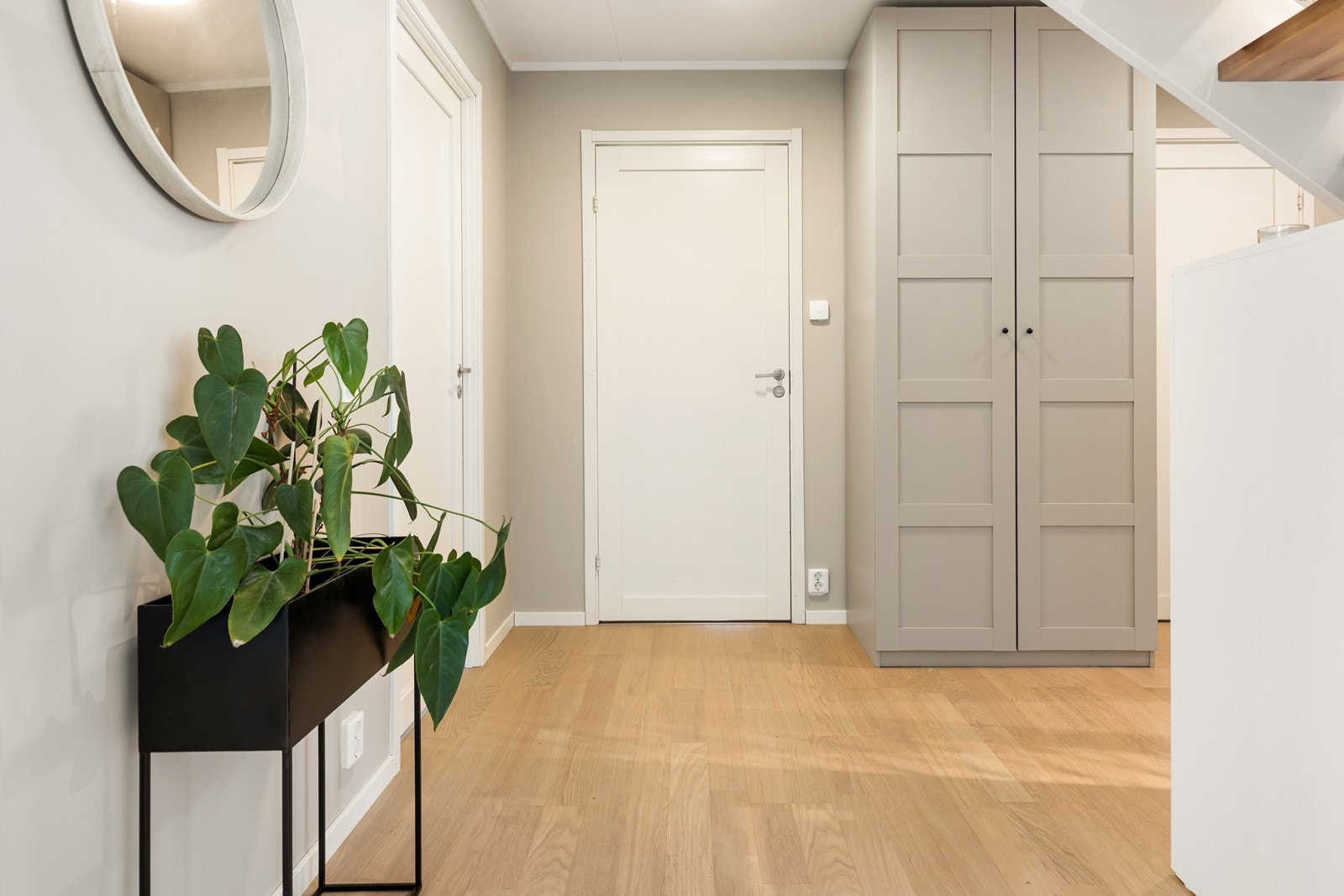 Gjennomgående materialvalg skaper en helhetlig stil i boligen. Galleribilde