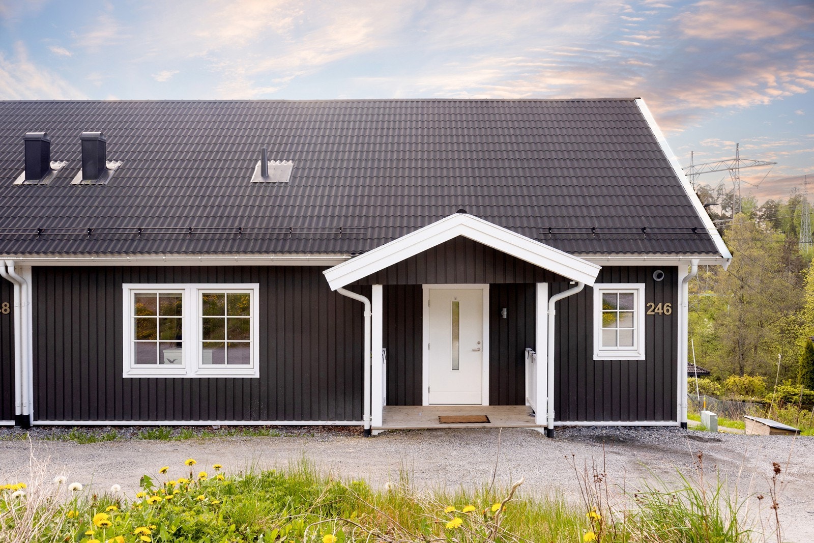 Nyere, energieffektiv tomannsbolig fra 2023 med stor hybel i underetasjen. Galleribilde