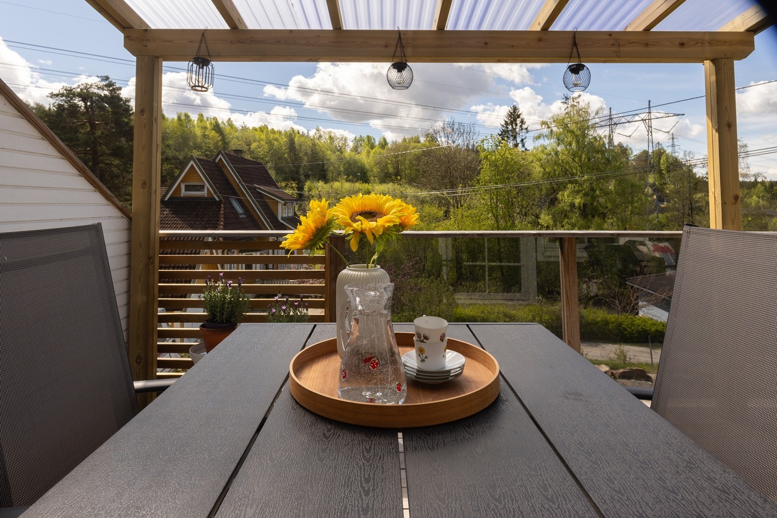 Delvis overbygget veranda gir ly for vær og vind. Galleribilde