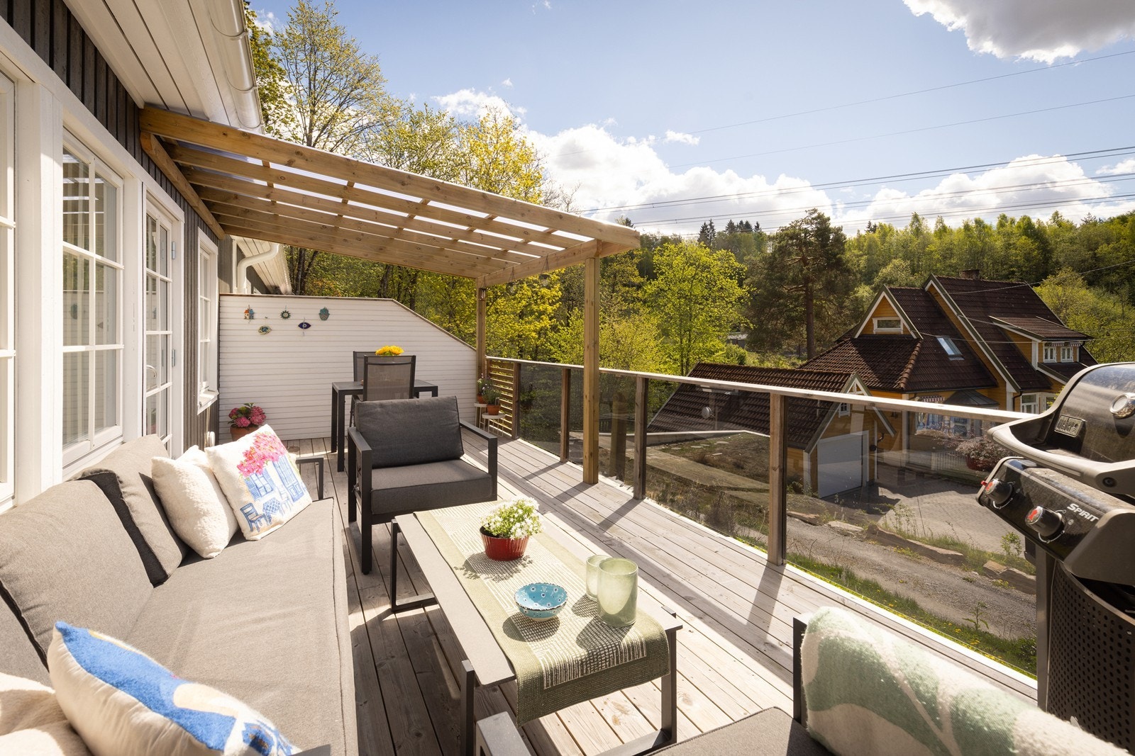 Fra stuen er det utgang til en stor, sydvendt veranda. Galleribilde