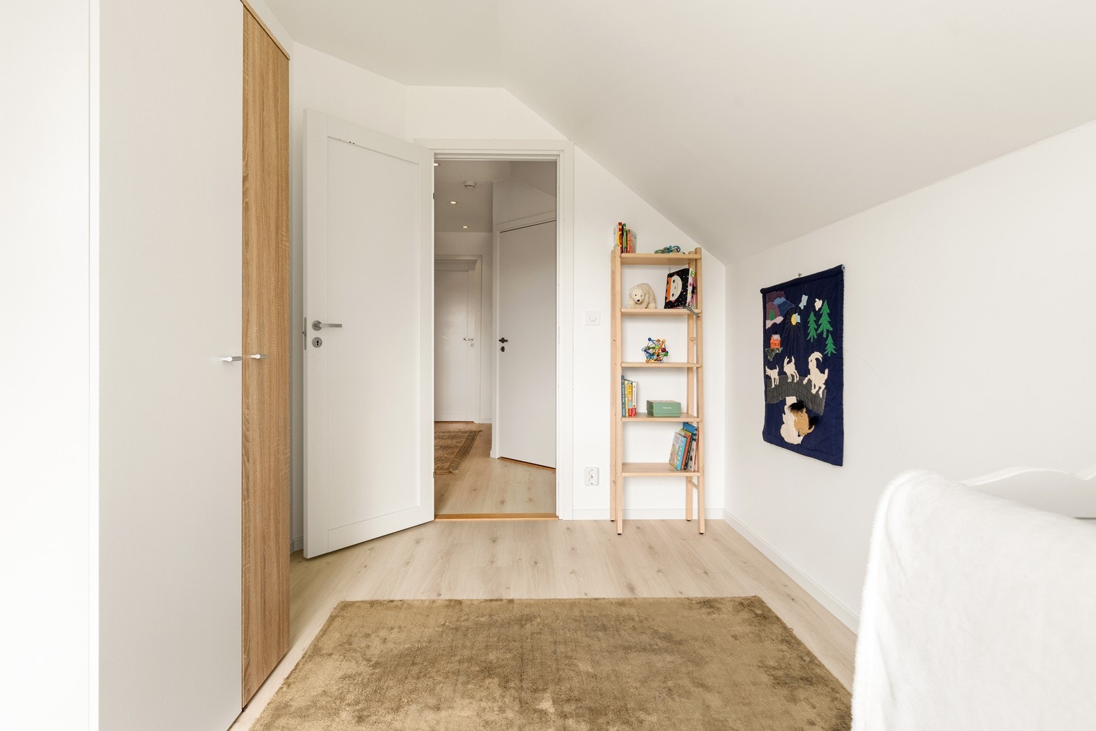 Her er det plass til seng og garderobeskap. Galleribilde
