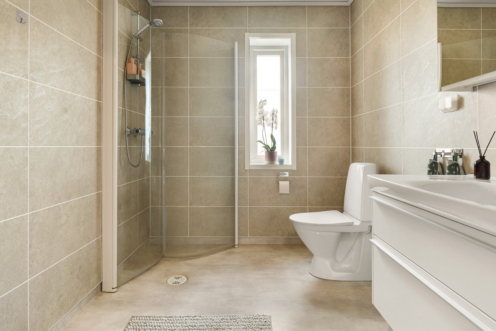 Badet i første etasje har belegg på gulv med gulvvarme og våtromsplater på veggene. Galleribilde
